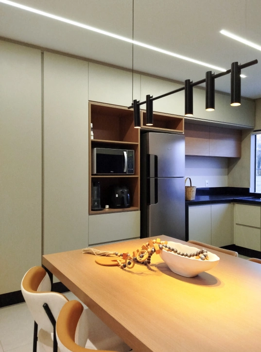 Cozinha contemporânea projetada pela Simplifique Interiores